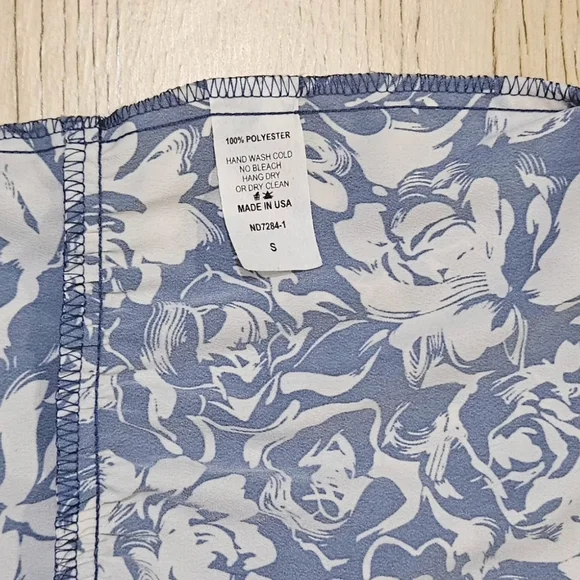 nlt Blue and White Floral Smocked Top - Picture 6 of 9